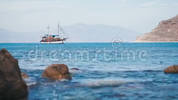 孤独的老式旅游船停泊在宁静的港口视频的预览图