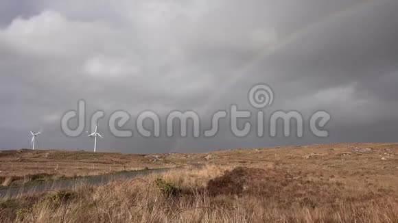 爱尔兰顿加州Ardara和Portnoo之间泥炭沼泽的风力涡轮机视频的预览图