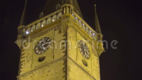 布拉格著名天文钟令人惊叹的夜景名胜古迹视频的预览图