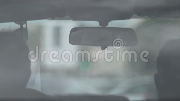 从汽车后座看司机等行人慢慢过马路视频的预览图