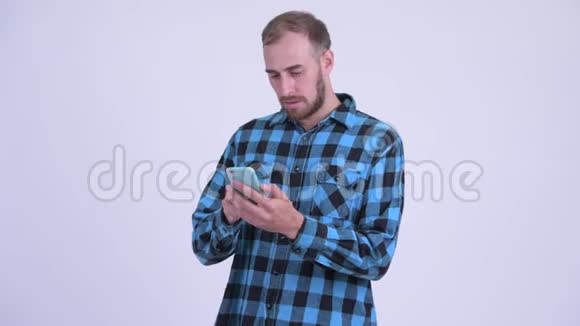 戴着胡子的时髦男人用电话和坏消息视频的预览图