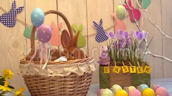 毛茸茸的兔子复活节庆祝传统符号概念在篮子里视频的预览图