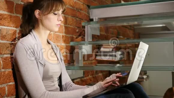 紧张和头痛沮丧的女人在笔记本电脑上工作楼梯视频的预览图