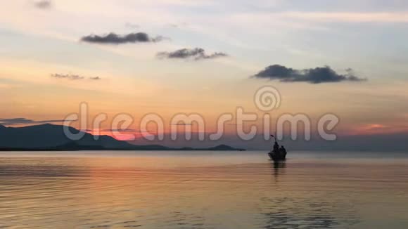 两名渔民在日落泰国当地渔民船在海深时低潮时间泰国萨梅视频的预览图