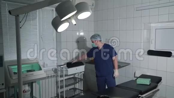 院内医生调整手术台外科医生为手术准备一张桌子和医疗设备视频的预览图