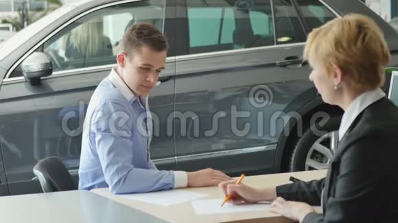 商人在买车的文件上签字视频的预览图