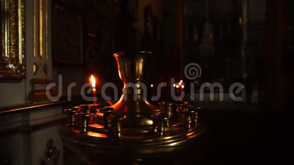在寺庙里燃一支蜡烛相机锅特写视频视频的预览图