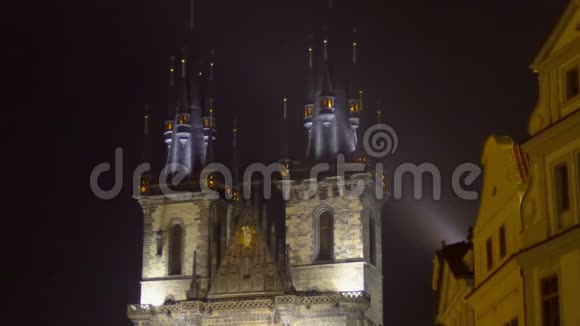 晚上在布拉格市中心Tyn前欣赏美丽的圣母教堂美景视频的预览图
