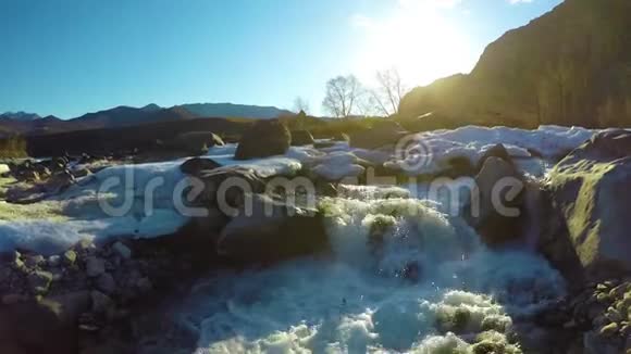 泉水在小溪里雪在山谷里阳光在照耀视频的预览图