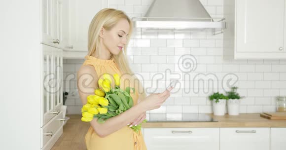 可爱的女人带着鲜花和电话视频的预览图