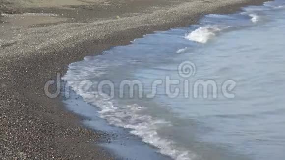 里海的波浪在黑沙上翻滚阿塞拜疆Lankaran视频的预览图