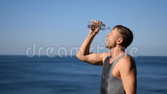 一个人在海洋上的塑料瓶里喝水往脸上倒水锻炼后感觉清爽视频的预览图