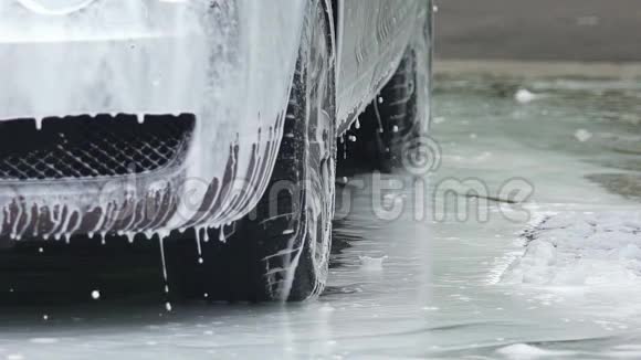 泡沫汽车在洗车站汽车服务中心洒清水视频的预览图