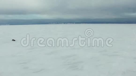 渡冰湖的船只视频的预览图