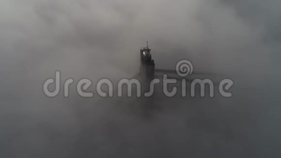 在浓雾中俯瞰基辅莫斯科夫斯基大桥的空中景色4k视频莫斯科桥视频的预览图