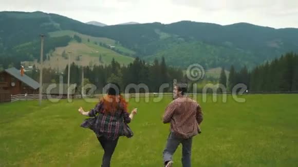 一对夫妇在绿谷奔跑视频的预览图