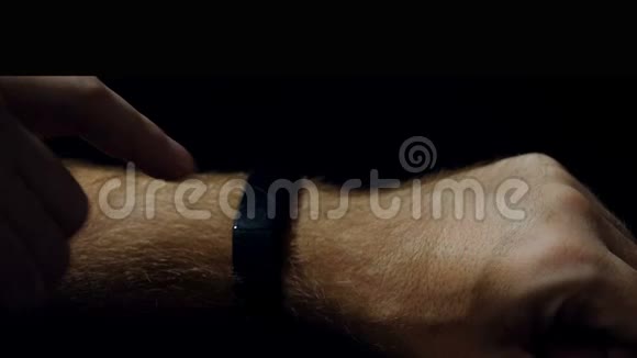 人类的手使用智能手表与未来的媒体全息图HUD视频的预览图