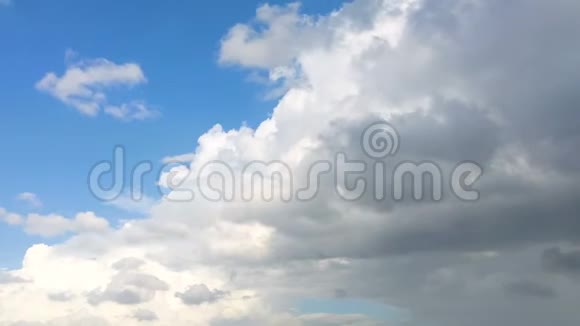 随着蓝天的移动和变化雨云的时间流逝视频的预览图