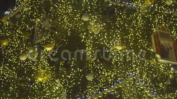 庆祝活动美丽的圣诞树矗立在城镇广场假日视频的预览图