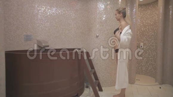 桑拿后金发女孩带着冷水来洗澡视频的预览图