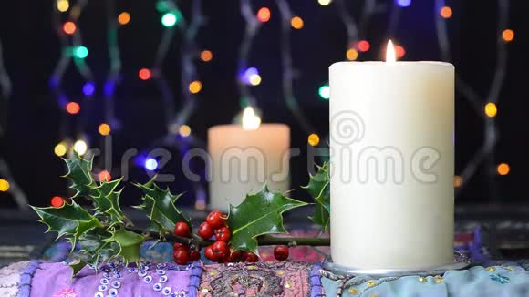 圣诞蜡烛和冬青与闪烁的仙女灯背景视频的预览图