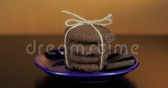 一块蓝色盘子上的巧克力饼干看上去很美味温馨背景视频的预览图