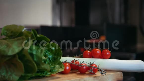 蔬菜西红柿沙拉桌子上的韭菜和商业厨房里烤架上的肉视频的预览图