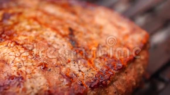 令人难以置信的近距离观看新鲜的脂肪多汁的美味牛排粉红色的肉在烤盘上烤熟视频的预览图