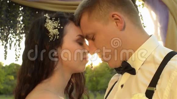 一对迷人的夫妇的特写白人新婚夫妇高兴地闭上眼睛可爱的情侣互相拥抱视频的预览图