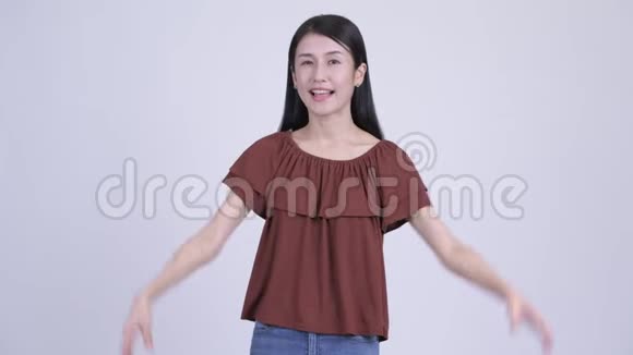 快乐美丽的亚洲女人用手势表示视频的预览图