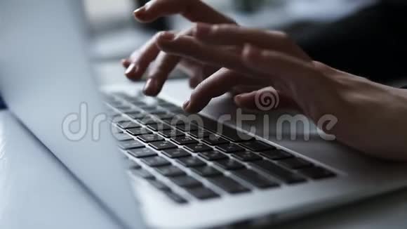 无法辨认的女性手在笔记本电脑键盘上打字视频的预览图