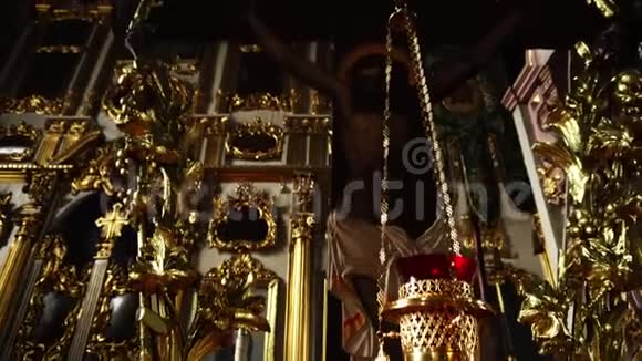 教会中基督的香炉和十字架的录像相机锅视频的预览图
