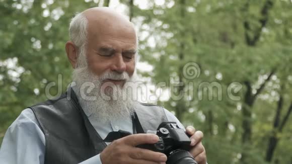 白发男子拍摄一个秋天公园视频的预览图