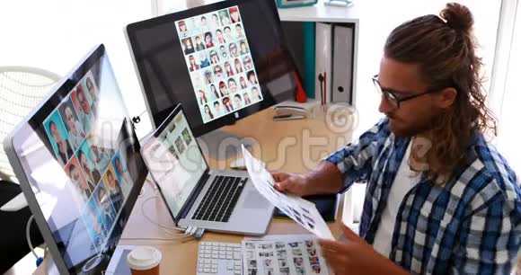 负责处理笔记本电脑和平板电脑的男性主管视频的预览图