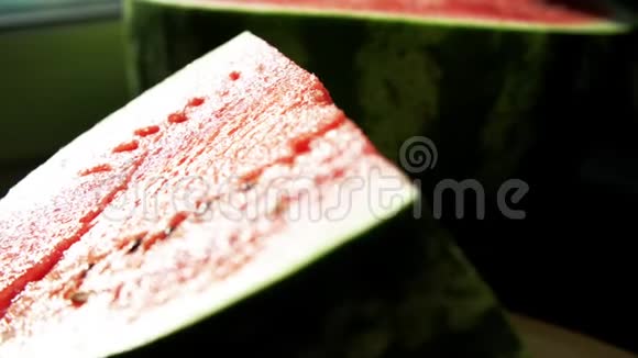 成熟的红色西瓜片美丽美味多汁的切片西瓜摆在桌上五颜六色视频的预览图