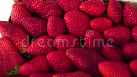 白色背景上分离草莓的盘子视频的预览图