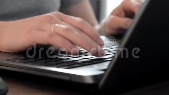 在家里年轻人用键盘敲结婚戒指的手视频的预览图