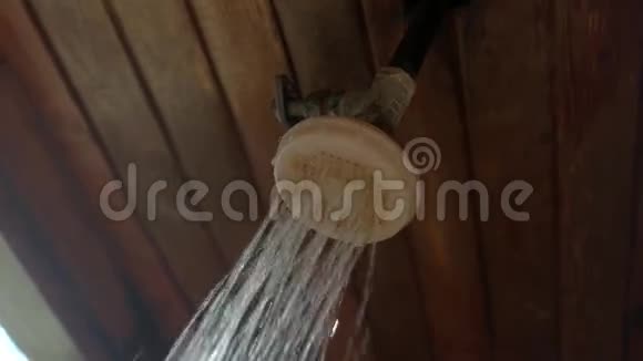 淋浴喷头泼水视频的预览图
