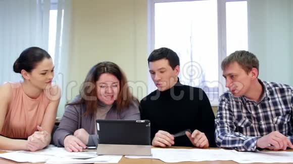 桌上的人正在用平板电脑工作视频的预览图