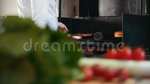 厨师准备烤肉用油抹上油前景新鲜蔬菜视频的预览图