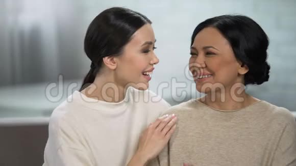 女性拥抱看着镜头一脸清爽的护肤产品视频的预览图