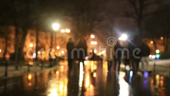 人们走在冬天的晚街上视频的预览图