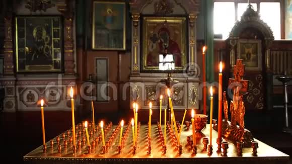 基督教会的视频拍摄在上帝之母图标的背景上点燃蜡烛视频的预览图