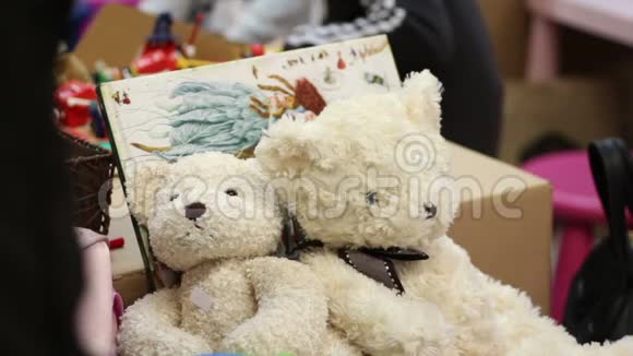 玩具店的玩具熊不错儿童的温柔礼物约会的浪漫礼物视频的预览图