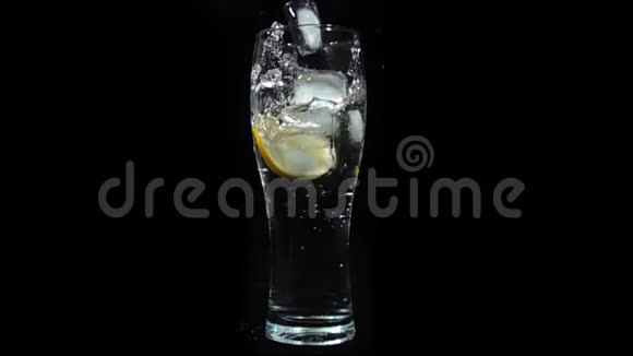 冰掉进一杯矿泉水和柠檬里慢动作视频的预览图