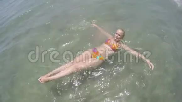 海浪撞击游泳的女人视频的预览图