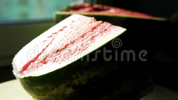 成熟的红色西瓜片美丽美味多汁的切片西瓜摆在桌上五颜六色视频的预览图
