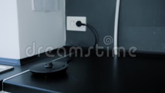 室内黑桌上用水加热水壶视频的预览图