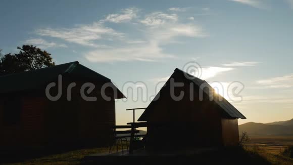 黑山一个村庄黎明时分的木屋视频的预览图