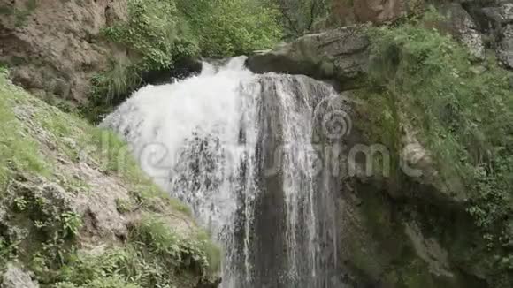 巨大的水流从蜂蜜瀑布中倾泻而下视频的预览图